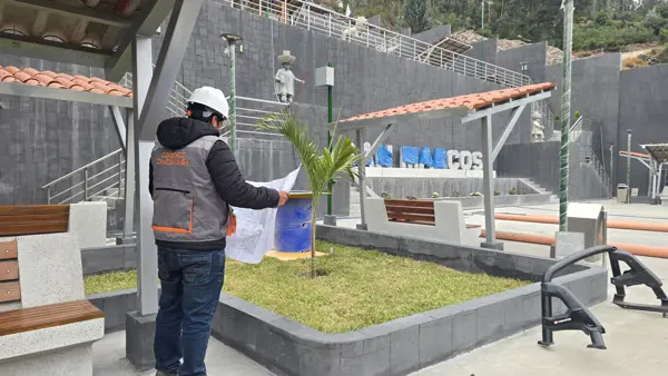 Bancas, jardineras y espacios de circulación de la plazuela