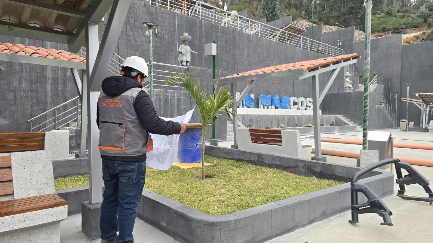 Bancas, jardineras y espacios de circulación de la plazuela