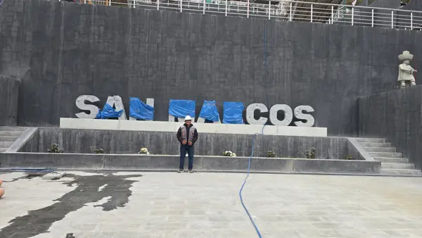 Vista frontal del espacio público y el letrero San Marcos