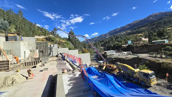 Vista de la plazuela durante los trabajos con concreto