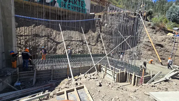 Acero de refuerzo y encofrados durante la ejecución