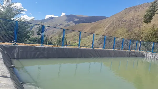 Vista del agua almacenada y el cerco perimétrico