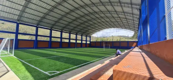 Interior del campo deportivo y su cobertura