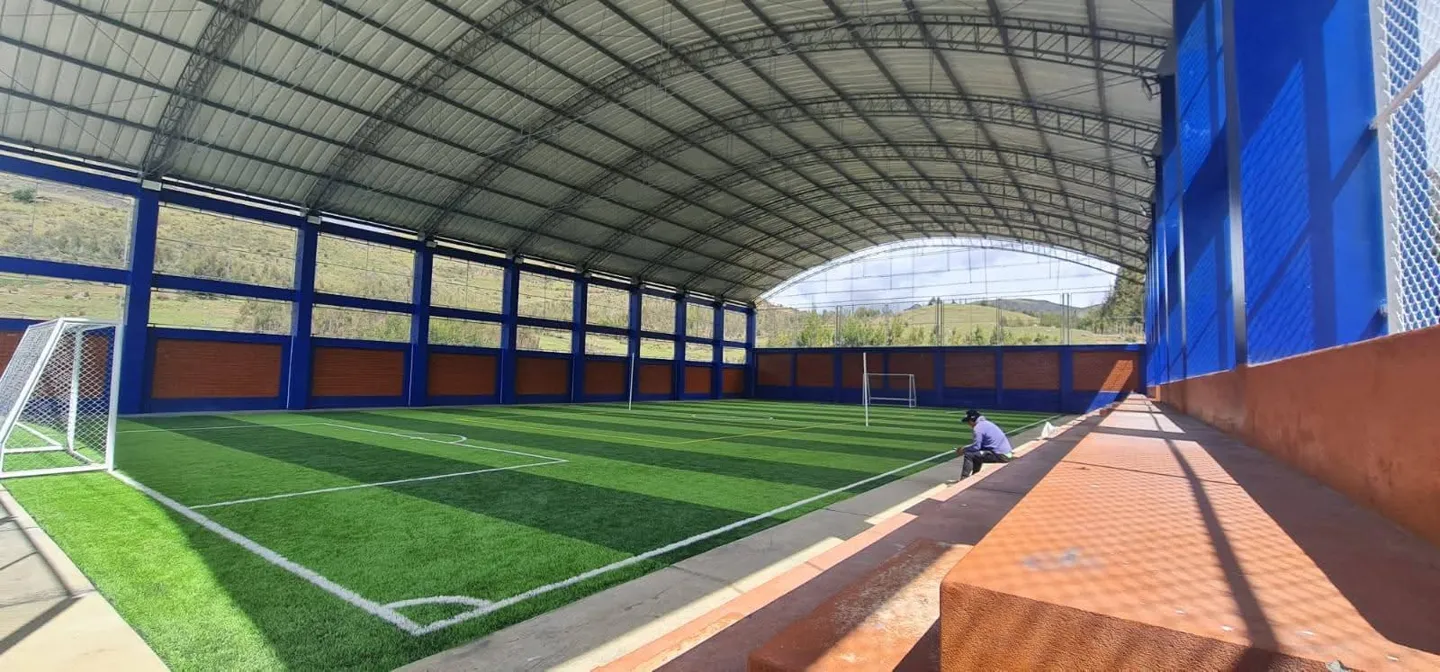 Interior del campo deportivo y su cobertura