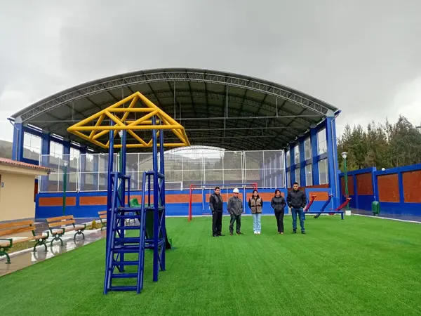 Vista del campo deportivo con césped sintético