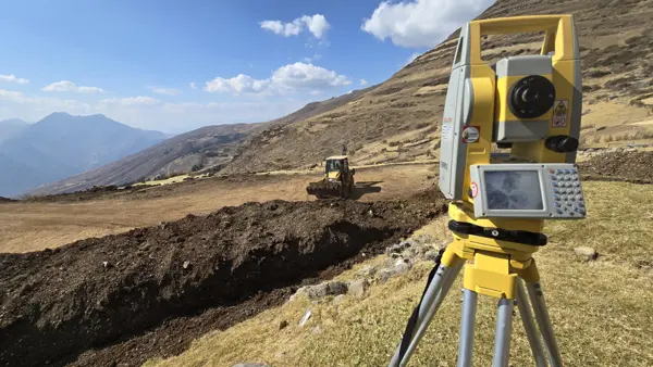 Trabajos de topografía en el área del proyecto
