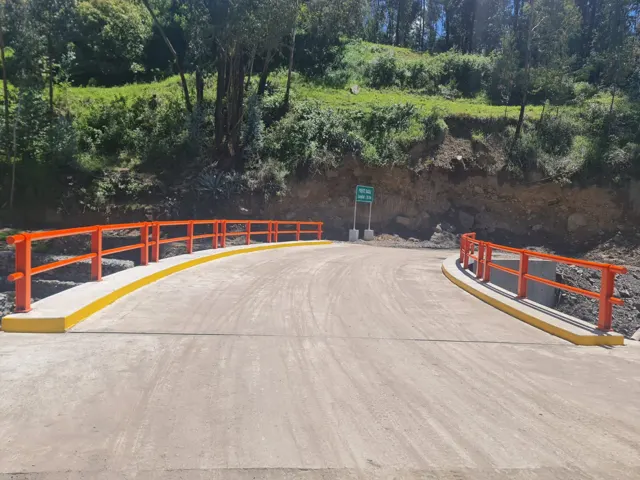Vista del tablero y las barandas del puente